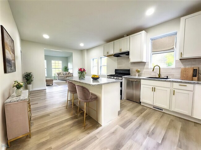 Cocina virtualmente puesta en escena - 2483 E 89th St