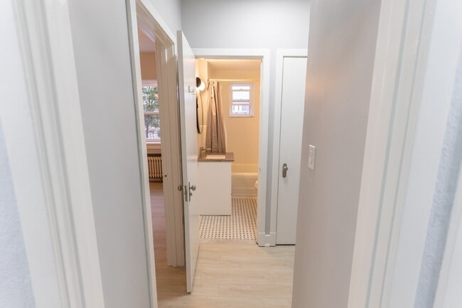 Building Photo - 8-8 Wellington St W