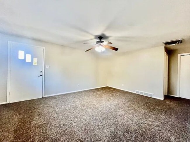 Foto del edificio - Duplex Unit Now Available!