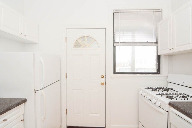 Foto del edificio - 3733 N Pine Grove Ave