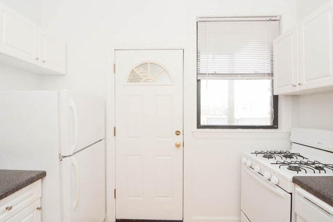 Building Photo - 3733 N Pine Grove Ave