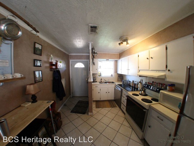 Building Photo - 1202 Holik Dr