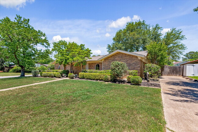Foto del edificio - "Spacious 4-Bedroom Hardwood & Granite Fin...