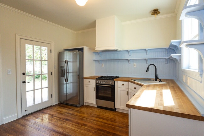 Kitchen - 822 Kickapoo St