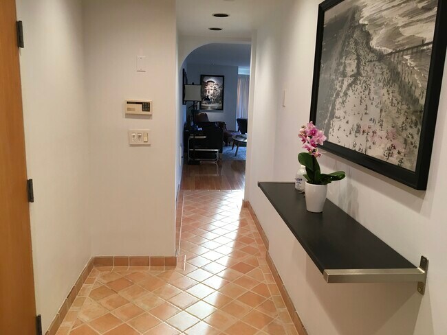 Entrada - 833 Ocean Ave