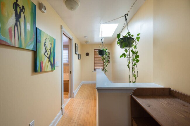 Open and airy hallways and floorplan - 639 League St