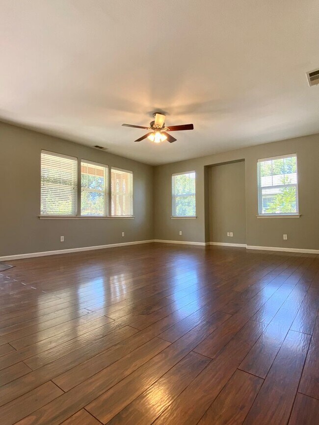 Building Photo - Available Soon! Beautiful house in the Ave's