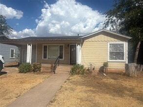 Building Photo - 917 S La Salle Dr