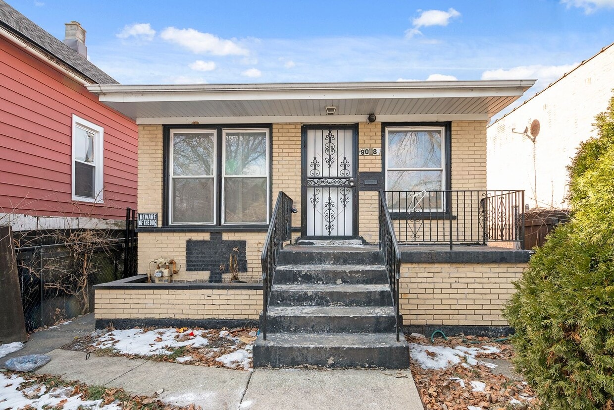 Spacious 3 Bedroom Home in Auburn Gresham House Rental in Chicago