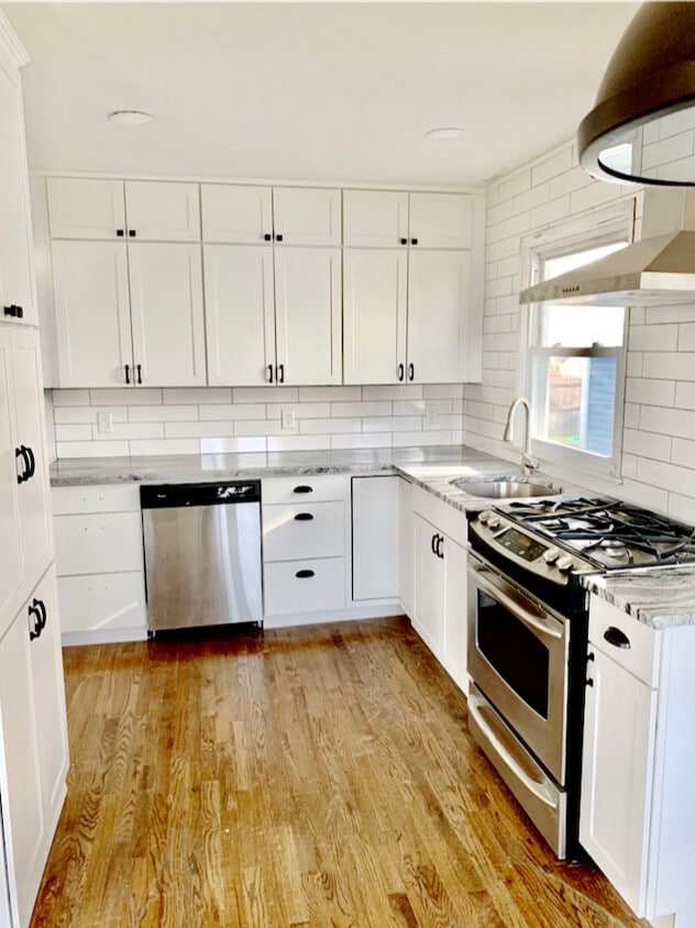 Mint whole house rental Babylon Village schools 3 bedroom 2 Bath. Eat in kitchen, living room, family room, laundry, enclosed yard. - 98 North Rd (Babylon, NY)