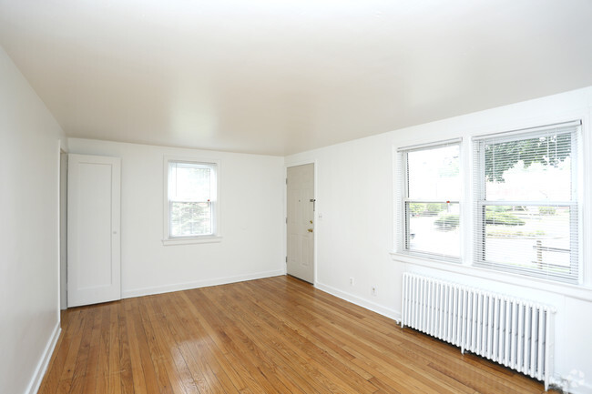 Una habitación (planta baja, w/Hardwood) - Sala de estar - Warner Village Apartments