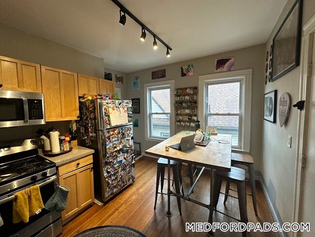 Building Photo - 9 Medford St