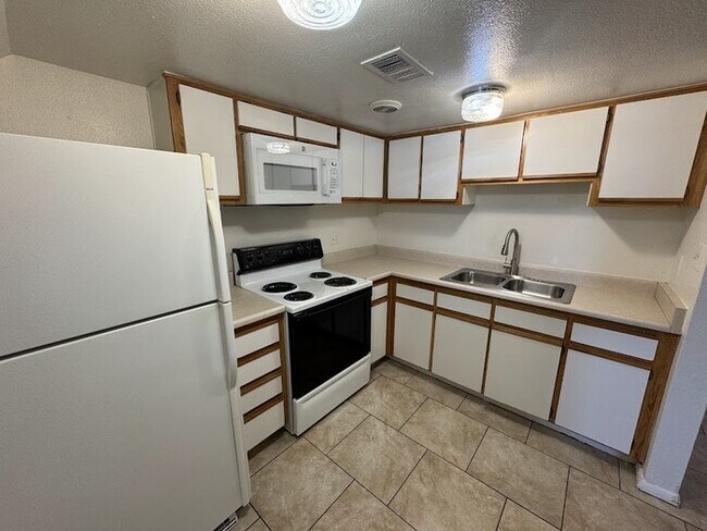 Foto del edificio - Holiday Gardens Townhome