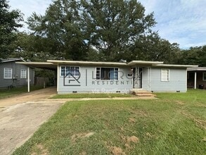 Building Photo - 3030 Oak Forest Dr
