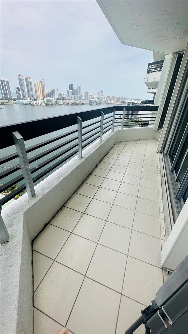 Foto del edificio - 3530 Mystic Pointe Dr