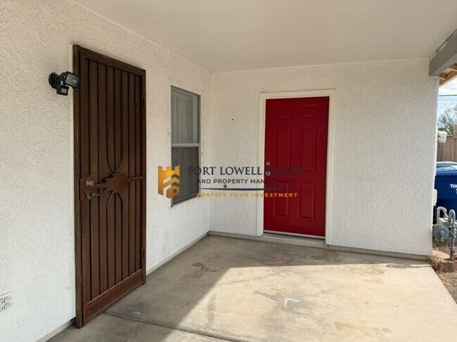 Building Photo - Charming three bedroom - two bathroom GREA...