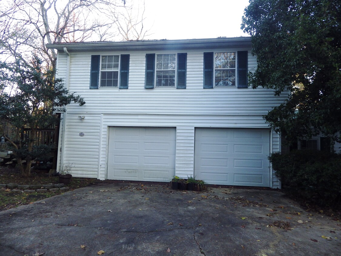 Upstairs Garage Apartment - 715 Old West Point Rd