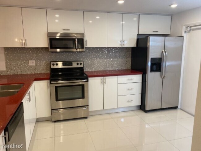 Foto del edificio - 3051 S Palm Aire Dr