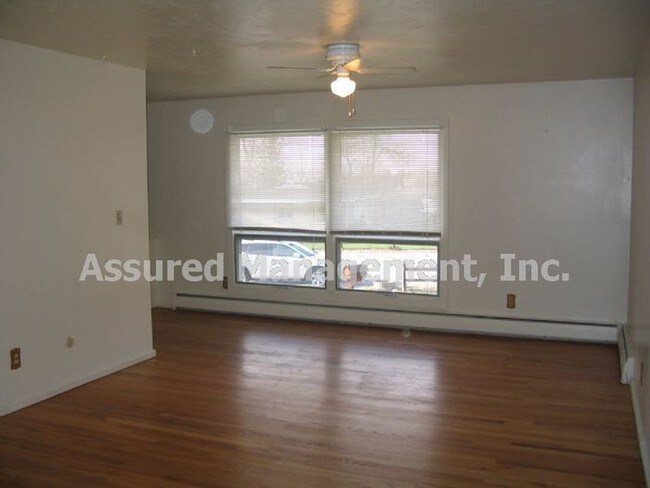 Building Photo - Large bi-level home with 1-car garage!