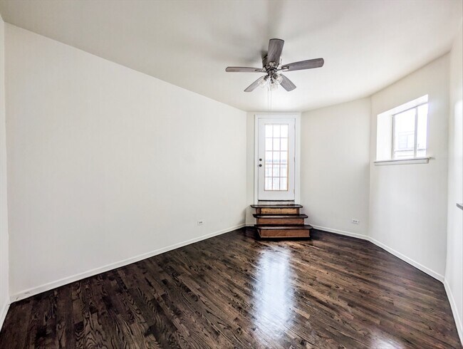 Foto del edificio - 3135 W Augusta Blvd