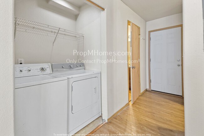 Building Photo - Light & Bright Townhome in SE Portland!