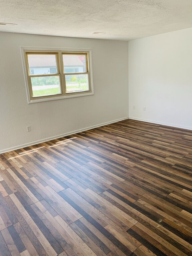 Building Photo - Coming Soon - Cozy 3 Bedroom, 1 Bath Townh...
