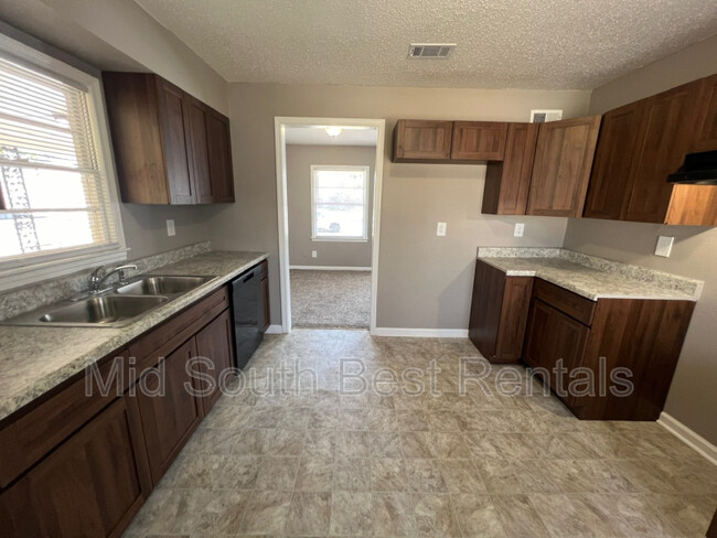 Building Photo - 3036 Cromwell Ave