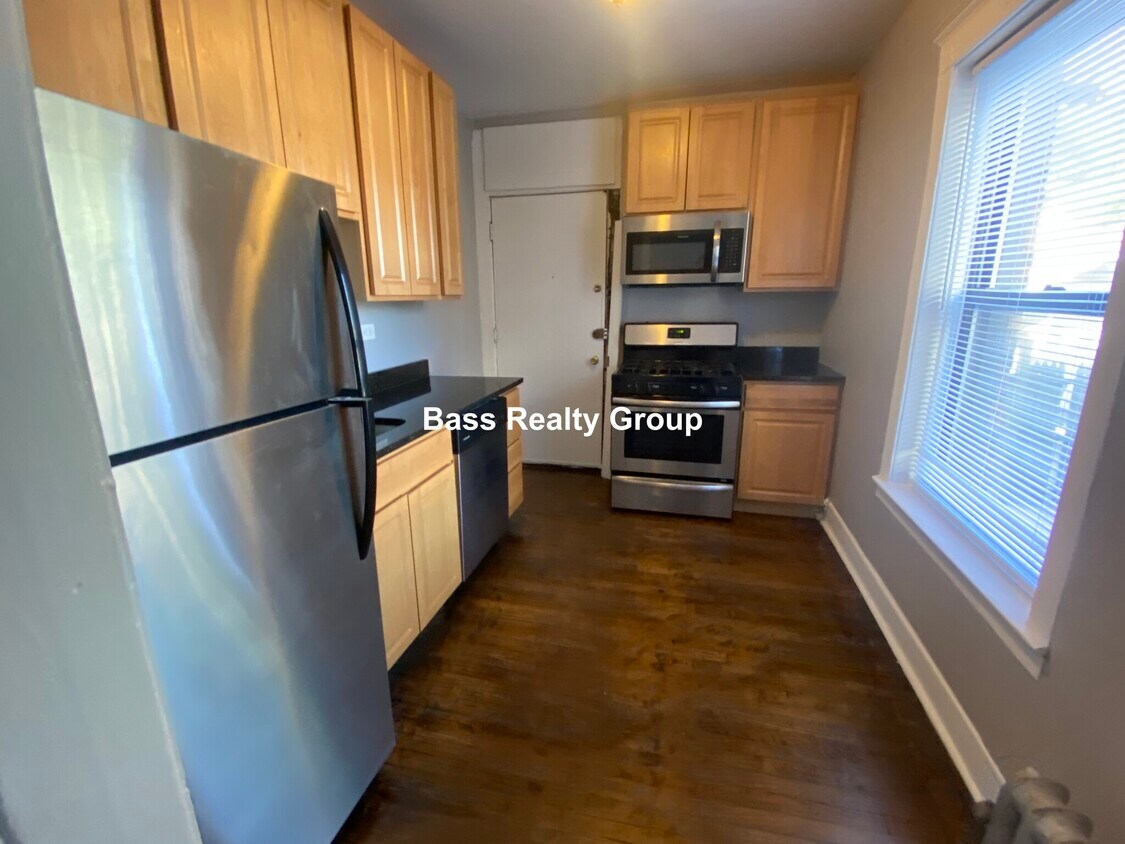 Primary Photo - 3610 W Sunnyside Ave