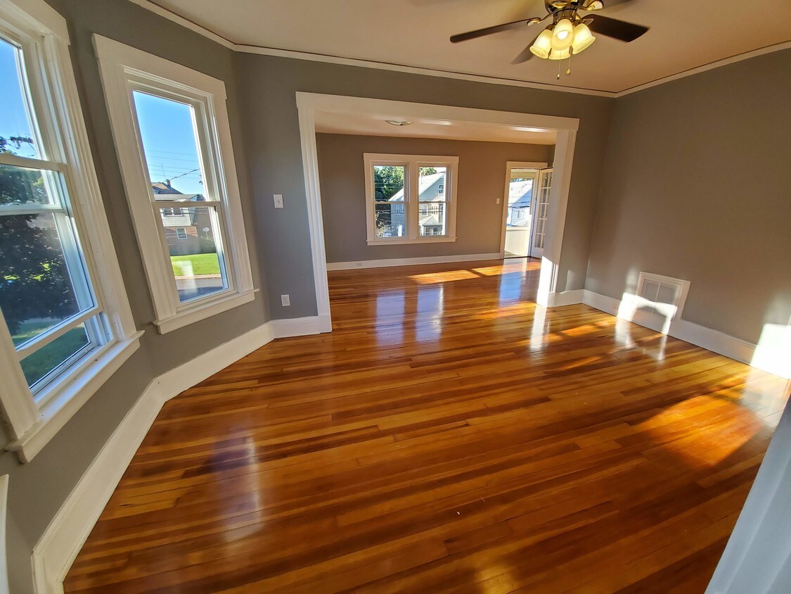 Spacious Dinning room and Living room - 76 Summer St