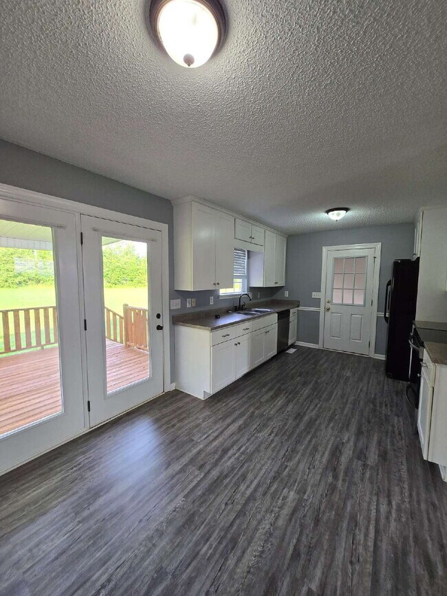 Foto del edificio - Fenced in 4 Bed /2 Bath House in Ringgold