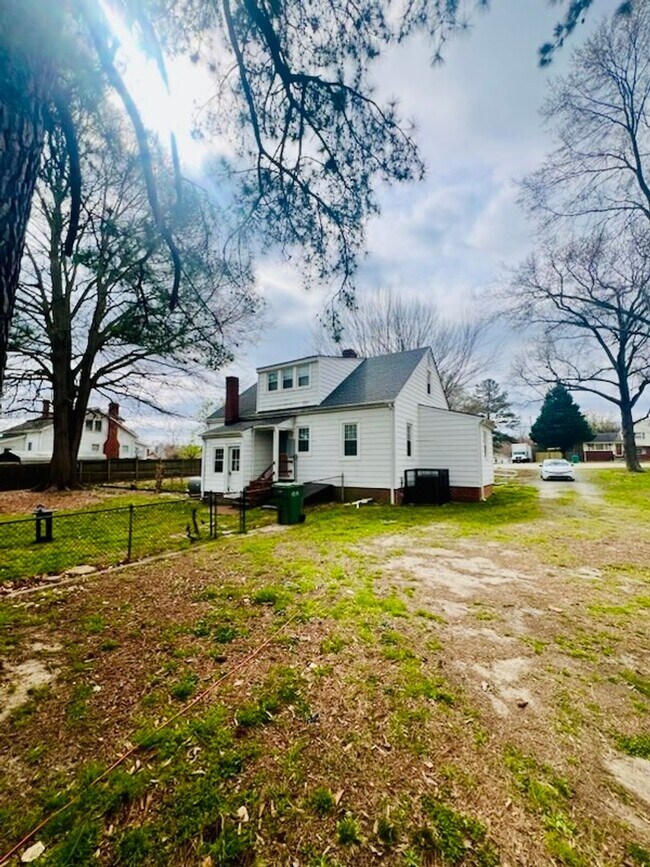Foto del edificio - Renovated 3 bdrm/1.5 bath Home with Bonus Room and Dressing Room Located Near Hopkins Rd.