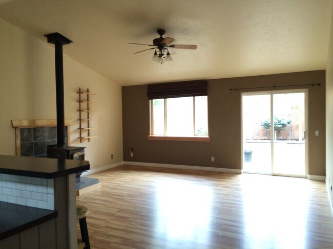 Vista desde la cocina - 1425 NE Mable Ct