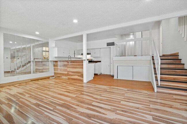 Foto del edificio - 7924 Woodman Ave
