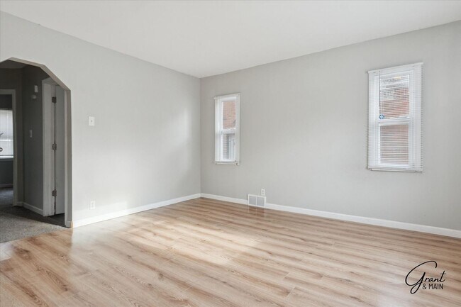 Foto del edificio - $1250 3 bedroom bungalow