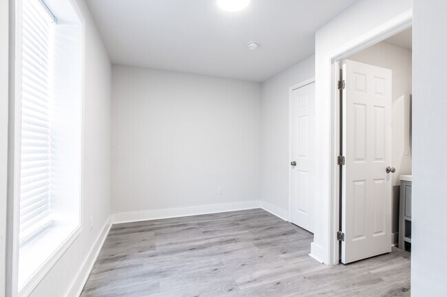 Building Photo - 665 E Wensley St