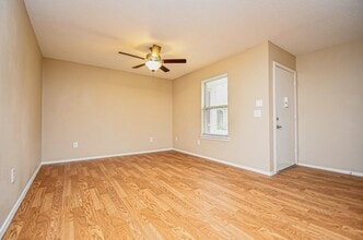 Building Photo - 427 Martin St