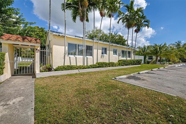 Foto del edificio - 841 NE 90th St