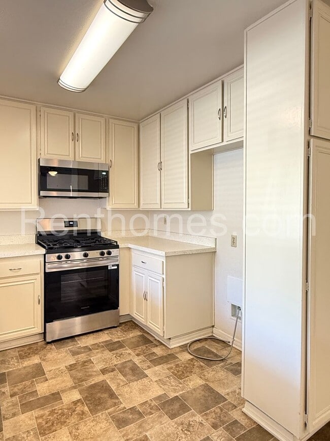 Building Photo - 1553 Palomar Dr