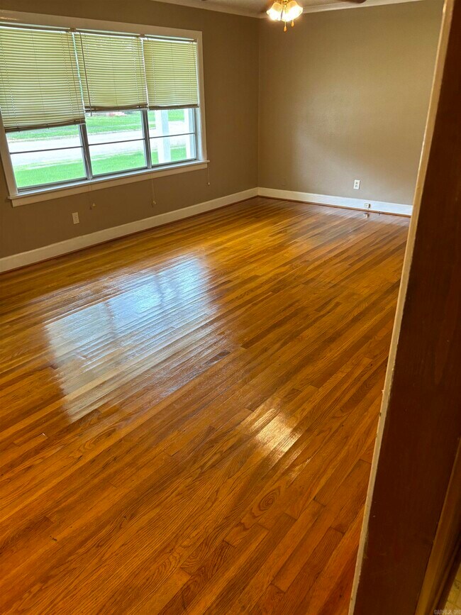 Foto del edificio - 1009 Crestwood Dr