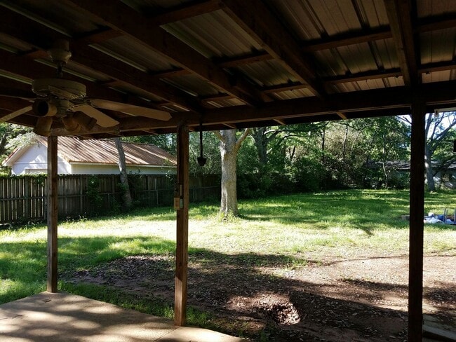 Building Photo - 2 bed 1.5 bath for rent