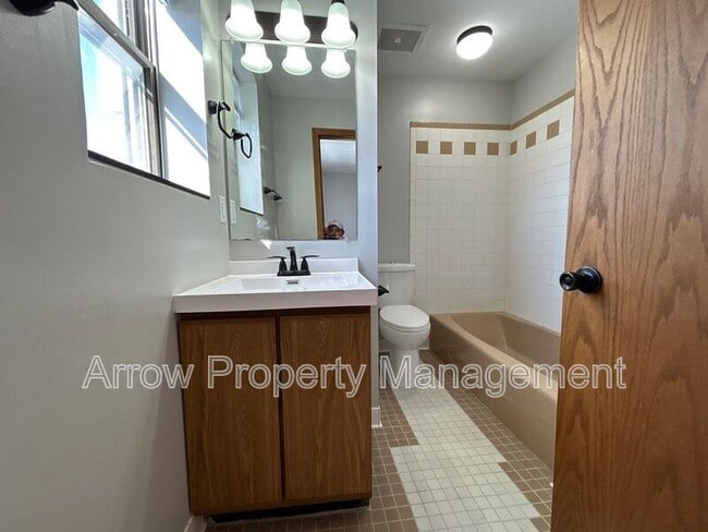 Building Photo - 208 E 5th St