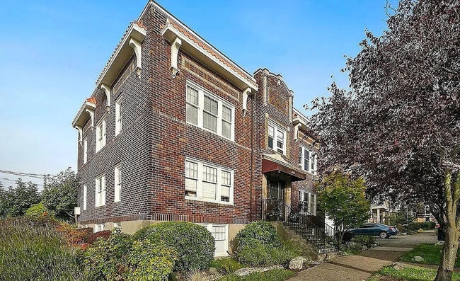 Building Photo - 4255 Linden Ave N