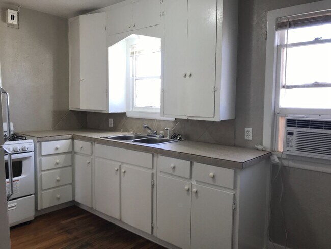 Building Photo - Cute Efficiency Located Across From Elemen...