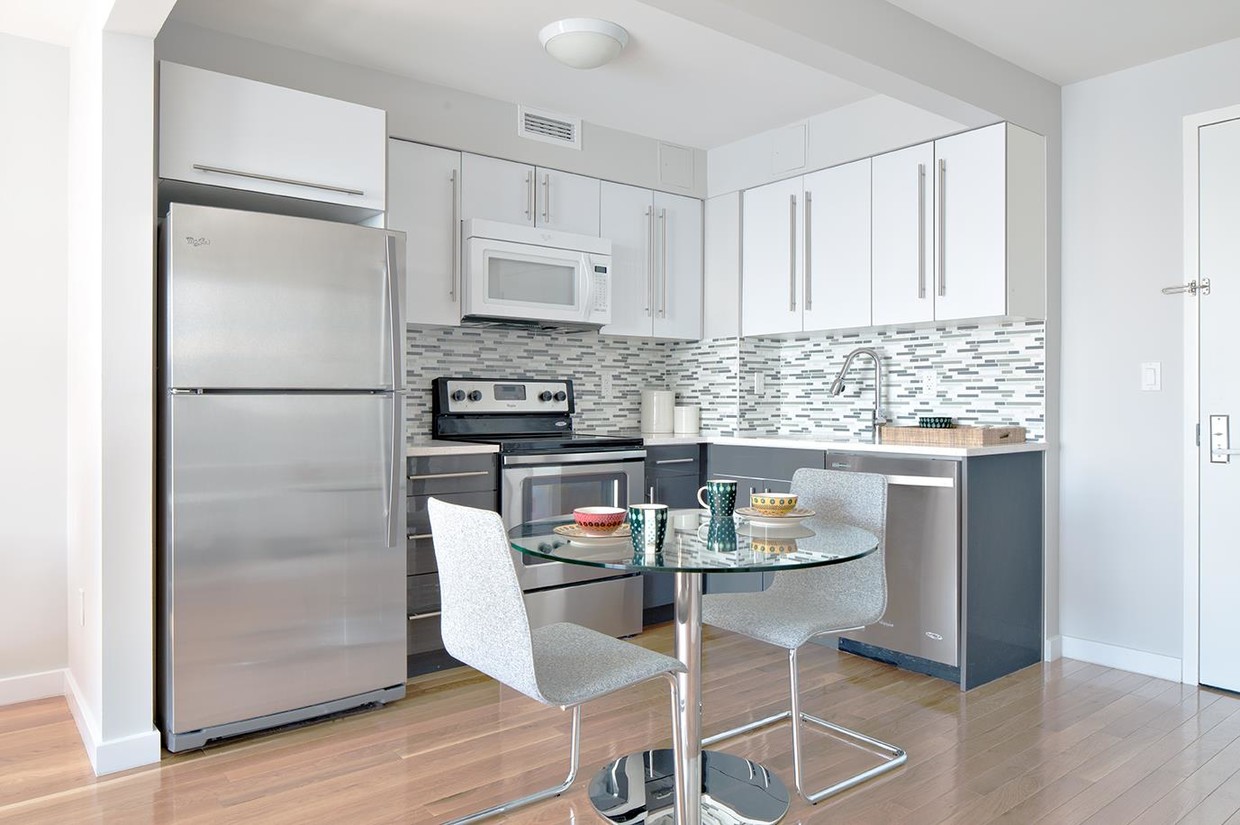 Foto principal - 52-05 Queens Boulevard