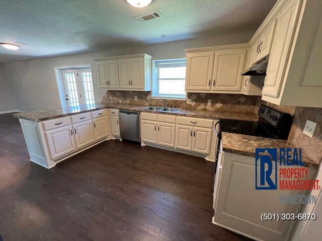 Building Photo - 10 Woodbriar Ct