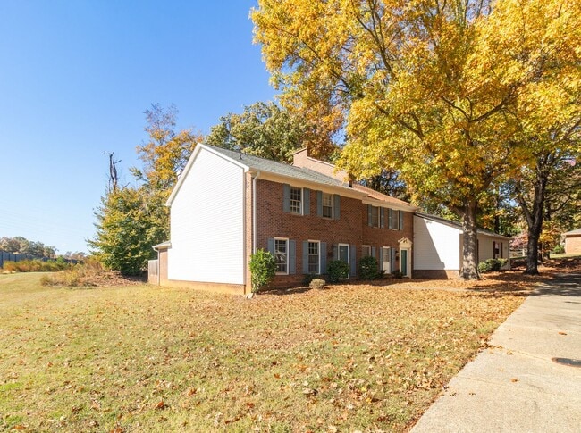 Building Photo - Stunning 3 bedroom, 2 1/2 bathroom End Townhome Unit in Greensboro!