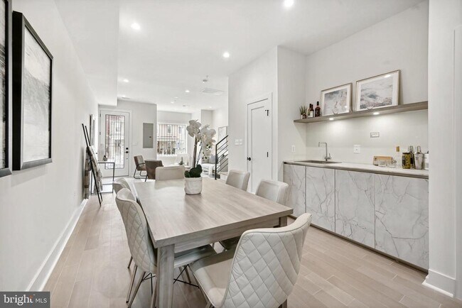 Foto del edificio - 3657 13th St NW