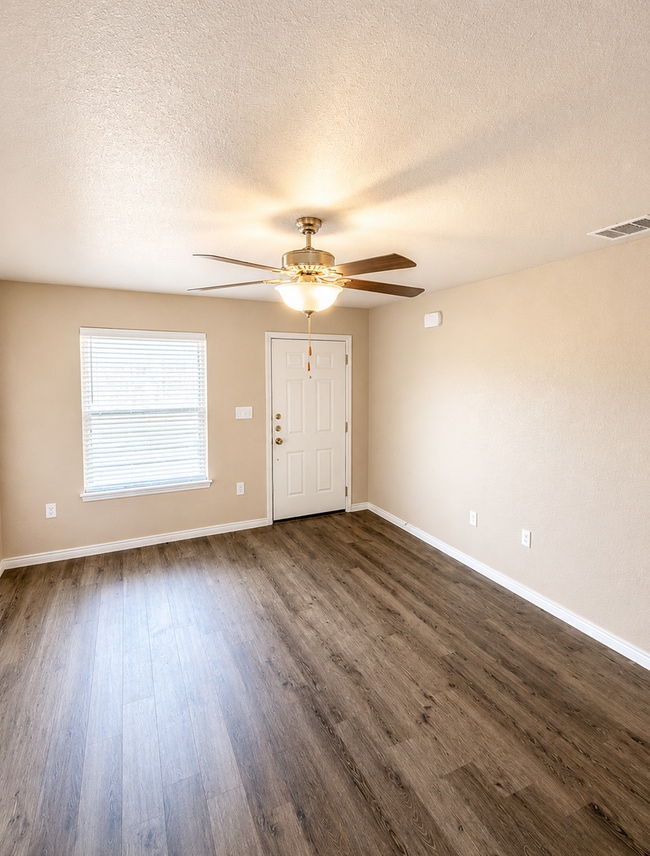 Building Photo - AVAILABLE NOW ; APPLY ON OUR WEBSITE TODAY!!!-1 MONTH FREE