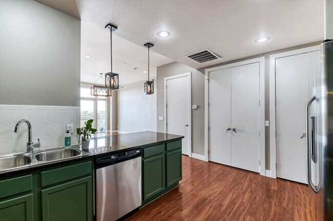 Photo - 2bd/2ba Top Floor Condo in Congress Park- Available NOW!