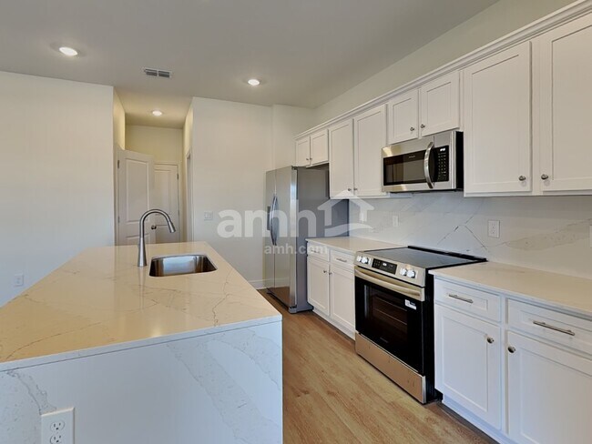 Foto del edificio - 5946 Sycamore Pl St